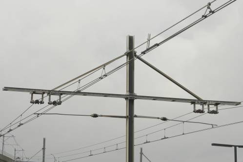 Enkele mast overspanning voor 2 sporen met beperkte afstand tussen draagkabel en rijdraad