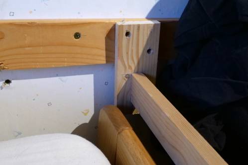 De houten steunlat van de onderbouw die in de knoop komt met de hogere onderbouw van m'n nieuwe bed