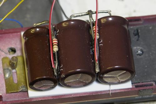 Plaatje met buffer-elco's, diodes en weerstanden ter overbrugging van slechte stroomafname