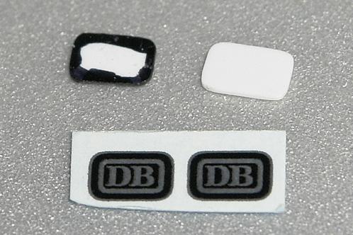 2 stukjes styreen in vorm DB-logo's en de logo's (DB-kecks) zelf