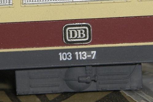 DB-logo en nummer aangebracht op onderbouw
