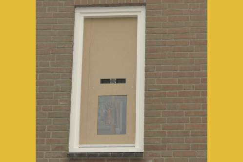 Spuitcabine in het raam geplaatst, van buitenaf gezien