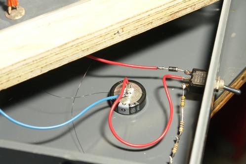 De elektronica van het miniatuur-diorama met schakelaar, draden, diodes, weerstand en goldcap in de PVC onderbak