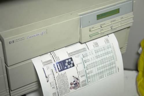 Papier met tijdschrift-papier ingevoerd in HP Laserjet 4 printer