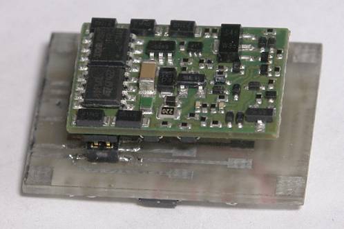 Zimo MX633P22 decoder in connector op achterkant zwaailichtprintje