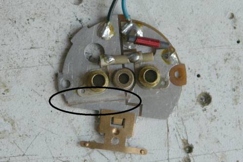 Motorschild van een Fleischmann Sprinter, met in de cirkel de verbinding die doorgeslepen is