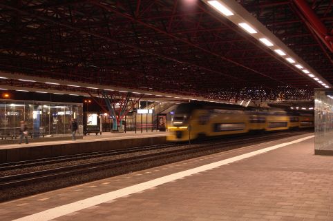Trein 3012 komt aan op station Zaandam