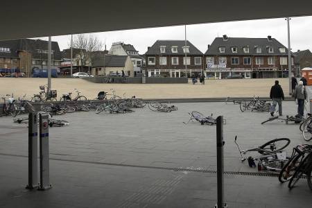 Overal fietsen op stationsplein Hilversum