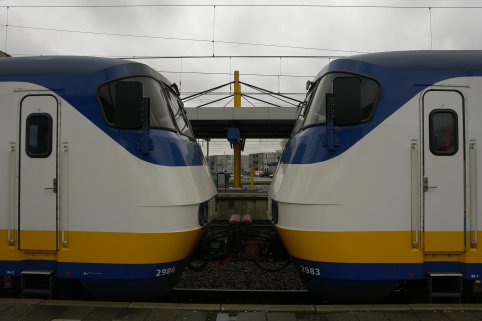 Sprinter 2986 en 2983 op station Uitgeest