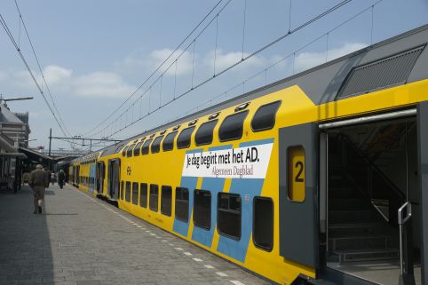 Trein 4542 op station Hoorn