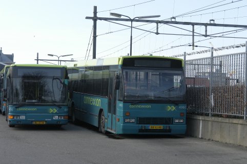 Bus 4960 en 6416 op remise Hoorn