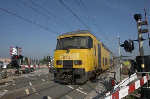 De trein naar Enkhuizen stuift voorbij