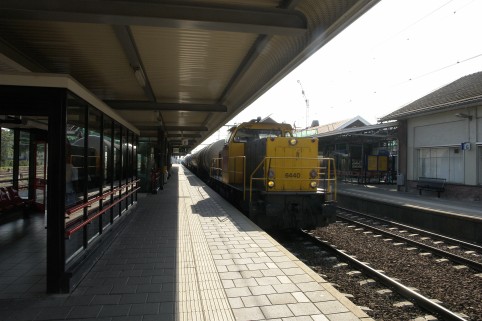 Railion's Jaap 6440, komt met gemengde goederentrein door station Roermond