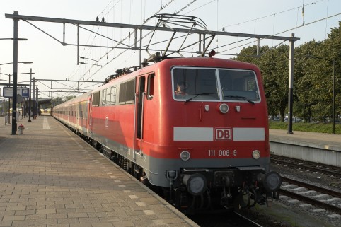 Duitse trein staat te wachten op aankoppeling
