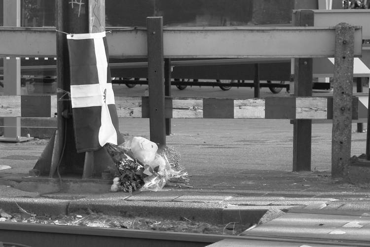 Bloemen en vlag op plaats van dodelijk ongeluk