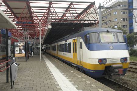 Sprinter 2942 en soortgenoot vertrekken van station Zaandam