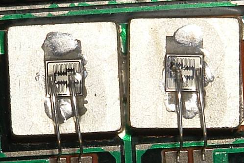 Een goede en beschadigde transistor in STK4853 versterkermoduul zichtbaar door verwijderen van behuizing