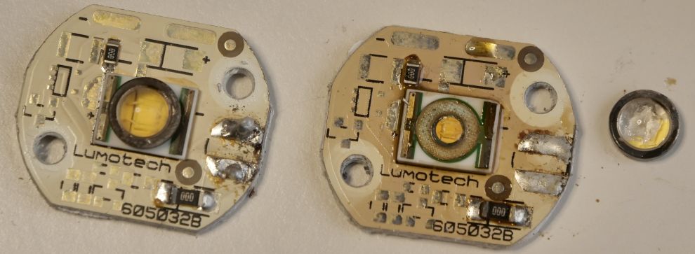 Twee Lumoluce LEDprinten met 1 vastgesoldeerde LED en 1 spontaan losgelaten LED waarvan nu ook de lens heeft losgelaten