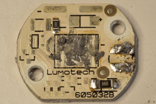 Grijze soldeerpasta en flux aangebracht op een Lumotech LEDprint ter voorbereiding van het solderen van een Cree XR-E LED