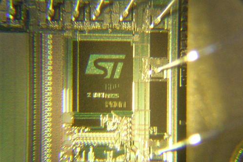 Logo van ST-micro-electronics op een EPROM, gefotografeerd via een microscoop