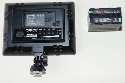 Een videolamp van Yongnuo met daarnaast een namaak NP-F970 accu