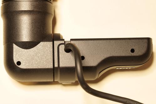 de onderkant van een zoeker van een JVC GY-HM750 videocamera met de drie schroeven die verwijderd moeten worden