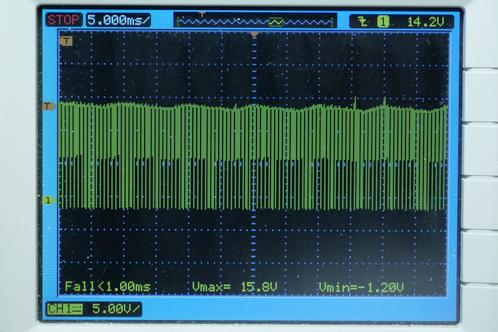 De spanning over de diode in een LM2576 voeding gemeten met een scoop. Duidelijke 100 Hz rimpel en blokgolf patroon van de diode