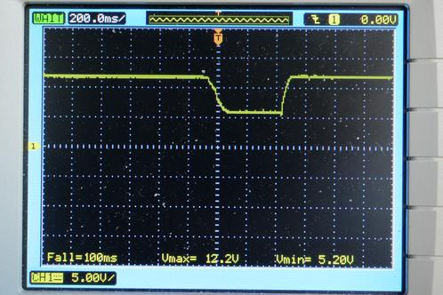Scoop-meting op pin 3 van LM2576 en probe op uitgangselco. 12 Volt lijn met duidelijke spanningsdip naar 5,2 Volt