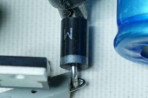 De MUR-420 diode gemonteerd in een electronicaprint als onderdeel van een LM2576 voeding