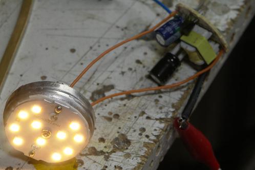 Megaman LEDlamp LG8207 brandt weer na vervangen van elco's