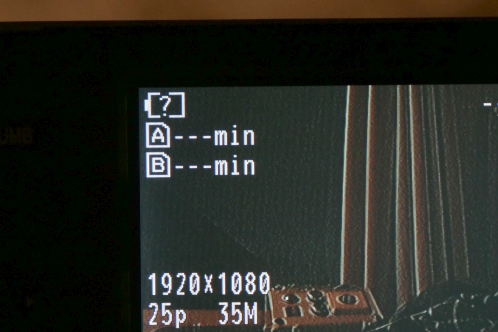 Een LCD-scherm van een videocamera met een vraagteken in het batterij-icoon wegens onbekende status