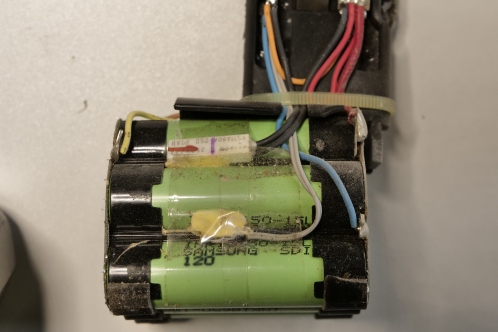 A number of cilindrical lithium cells together packed together with a klixon and thermistor on the inside of a Hitachi BCL-1430 battery