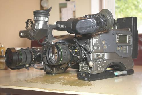 Twee JVC GY DV-500 camera's, klaar om opengeschroefd te worden