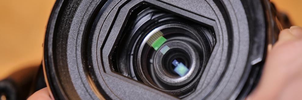 Een zwarte ring met blik op glazen lenzen, de lens van een JVC-GY-HM100 videocamera, nu zonder stofjes op de lens