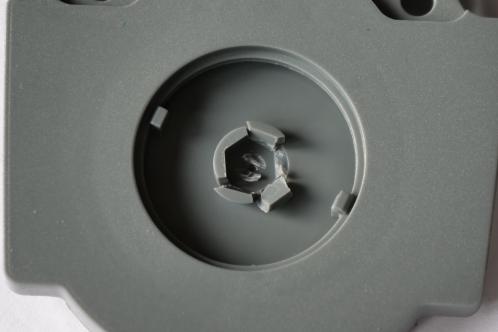 Een grijze kunststof sub-eenheid met draaibare contactschijf met gebroken kunststof zeskant-koppeling, die de keuzeknop van een Multimetrix DMM220 digitale multimeter ontmoet