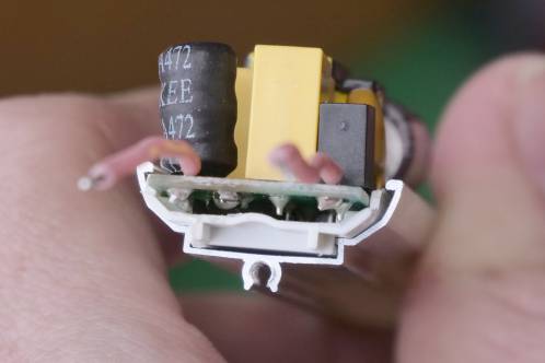 Een elektronicaprintje met meerdere componenten zeer dicht op elkaar zodat deze in een Philips Master LEDtube passen