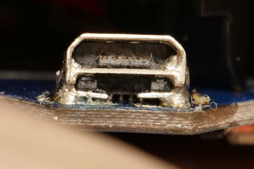 Een slecht gesoldeerde micro-USB connector