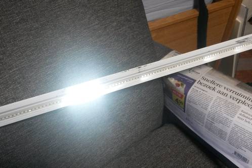 Een geopend V-TAC LED paneel in ingeschakelde toestand met grotendeels defecte LEDs