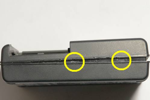 Het openen van de Sony BC-VM10 acculader, net opengewrikt met een schroevendraaier