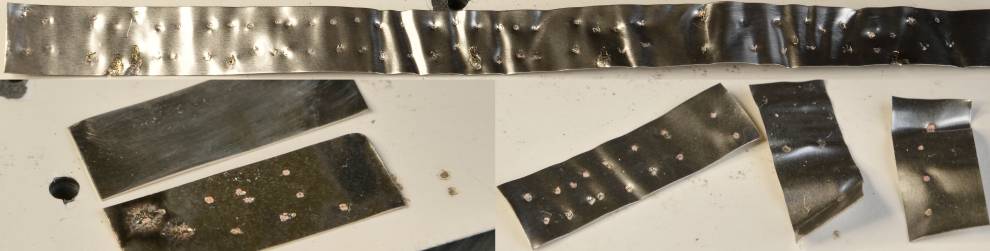 Diverse stukken nikkelstrip met veel mislukte puntlas-afdrukken