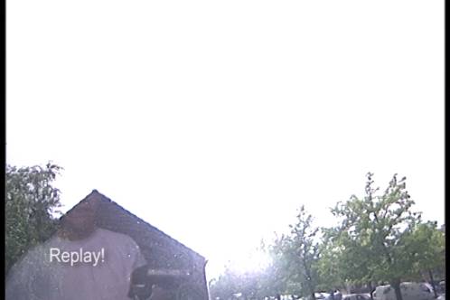 Still uit Youtube video van blikseminslag in Purmerend toont extreem veel licht en reflectie in raam