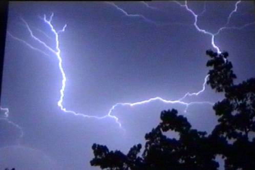 Prachtige crawler-bliksem zichtbaar in still uit Youtube-video van onweer op 10 en 11 juli 2010