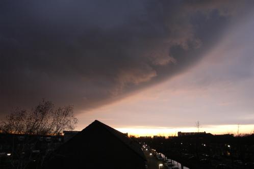 Een prachtige onweersbui heeft binnen enkele minuten van een mooie zonsondergang een dreigende lucht gemaakt