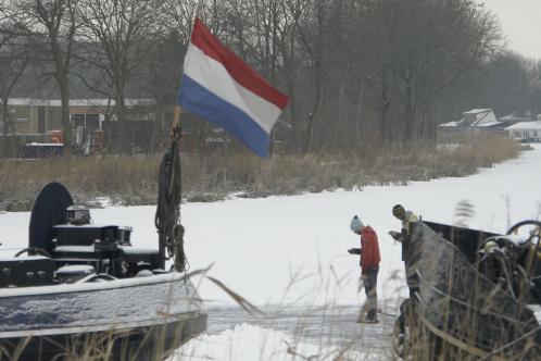 Twee jongeren hebben het ijs op het Noord-Hollands kanaal sneeuwvrij gemaakt en lijken daar druk over te twitteren