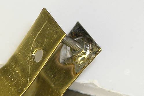 Moertje solderen op messing motorbeugel om met het lokframe te kunnen verbinden