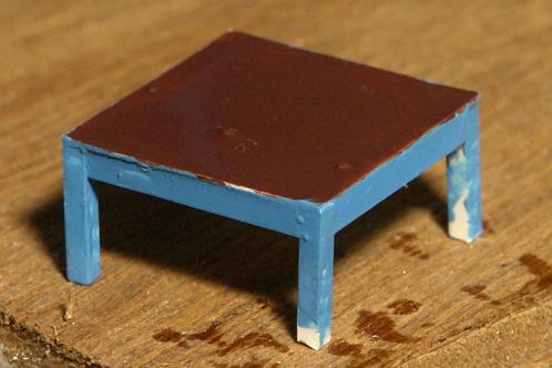 Een miniatuur-werktafel van 0,25 millimeter styreenplaat, vierkant styreen staf en nog wat andere styreenstrips in betonplex-bruin en blauw