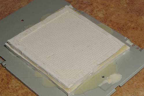 Een net gegoten plaat, afgedekt met een tweede mal door de gladde zijde erboven op te leggen