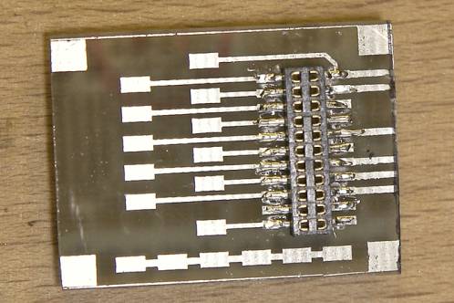 Zwaailichtprintje, onderzijde met decoderconnector bestaande uit 22-gats header