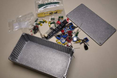 Een aluminium kastje en meerdere electronica-onderdelen