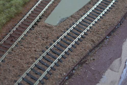een van de sporen van station Mengelmoes verlegd en opnieuw ballast aangebracht